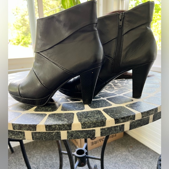 Umbarto Ruffini Vera black ankle boots. Size 40 or 9. Black leather upper. - Picture 6 of 11